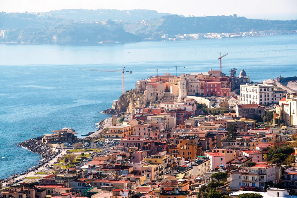 Miasto Pozzuoli, na którego terenie znajduje się wulkan Solfatara Miasto Pozzuoli, na którego terenie znajduje się wulkan Solfatara
