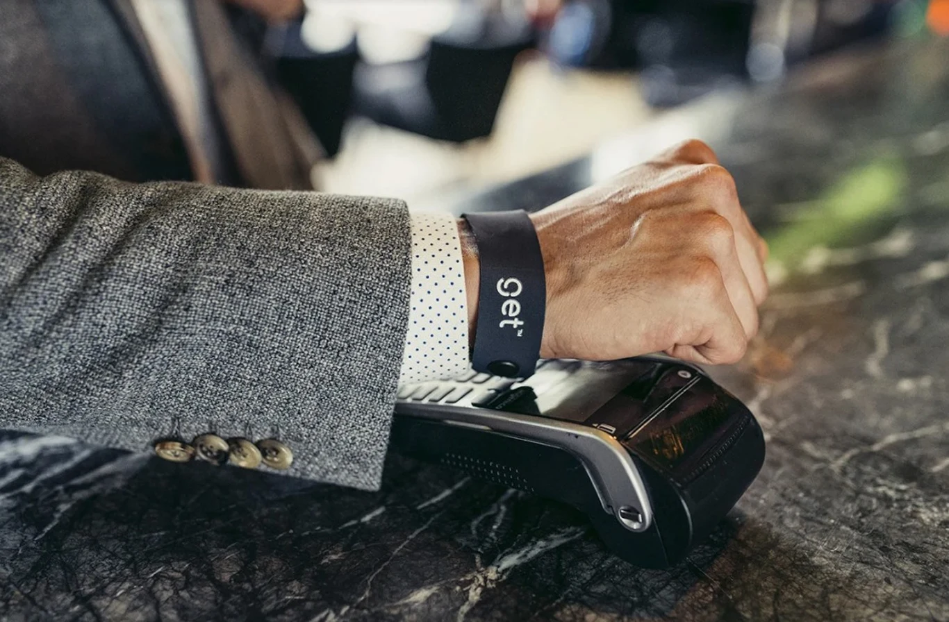 Urządzenie daje też możliwość odsłuchiwania wiadomości tekstowych poprzez przyłożenie palca do ucha.