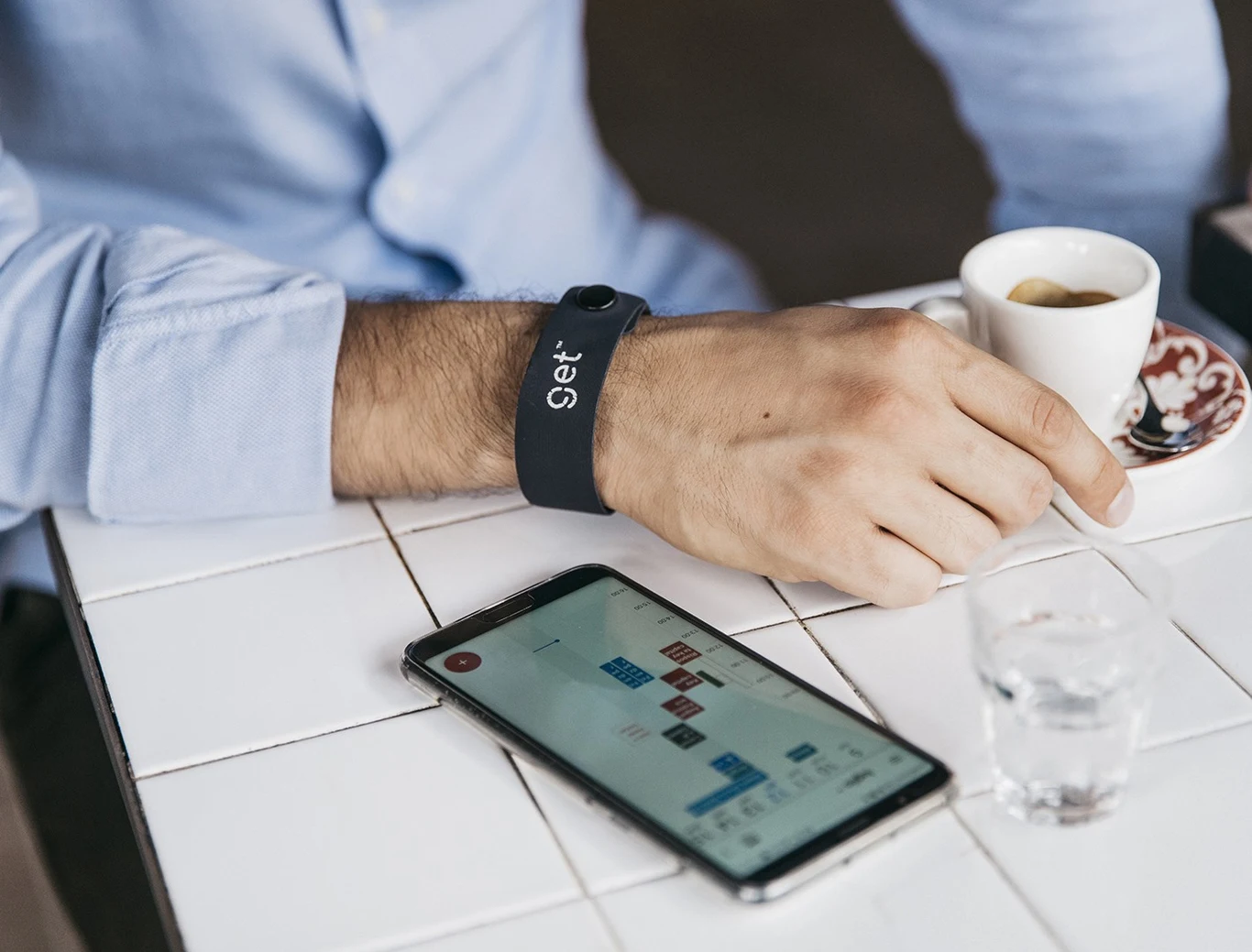 Oprócz tego produkt posiada wszystkie funkcjonalności, które mają obecnie wszystkie tego typu urządzenia: czujnik tętna, licznik spalonych kalorii, system płatności bezprzewodowych czy wyświetlanie wiadomości głosowych i powiadomień