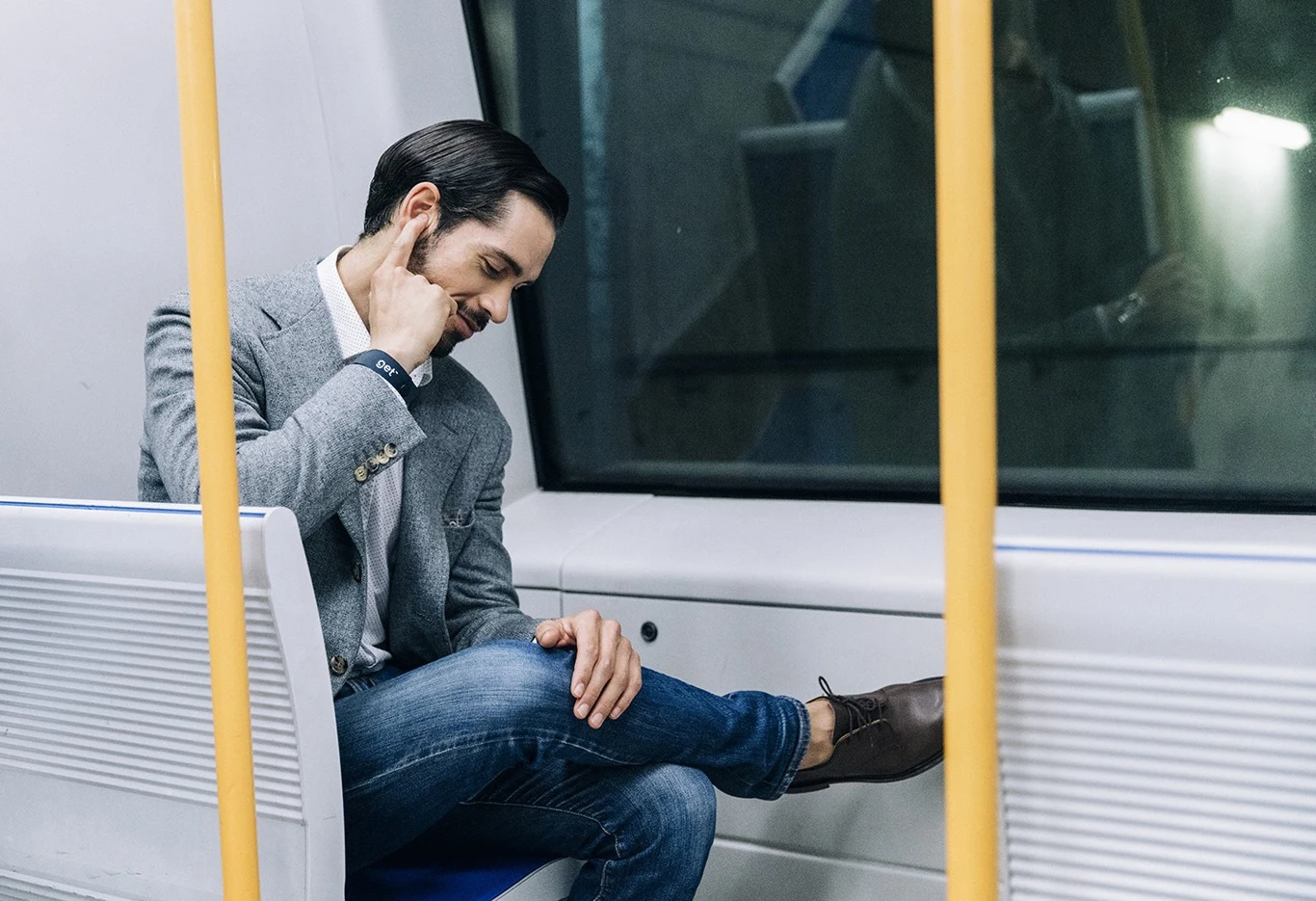 A teraz najlepsze: ta technologia działa także w drugą stronę. Bransoletka odbiera sygnał z telefonu i przekazuje wibracje, a w konsekwencji dźwięk przez palec do ucha. Dzięki temu użytkownik słyszy swojego rozmówcę… ze swojego palca.