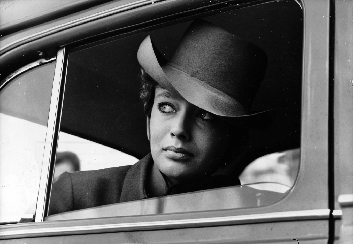 Ewa Szykulska ekranową karierę zaczynała od występu w komedii Leona Jeannota "Człowiek z M-3" (1968). Chwalono ją wówczas za talent, nieprzeciętną urodę oraz charakterystyczny, zachrypnięty tembr głosu.