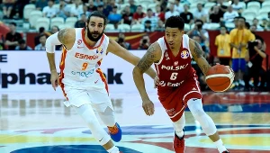 Ricky Rubio (z lewej) z Hiszpanii i A.J. Slaughter z reprezentacji Polski