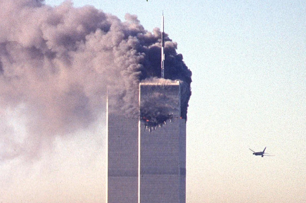 Osiem miesięcy po dojściu do władzy ówczesnego prezydenta USA George'a W. Busha, rankiem 11 września 2001 roku, wraz z 110-piętrowymi nowojorskimi drapaczami chmur legło w gruzach przekonanie Amerykanów o niezwyciężonej potędze ich kraju, a także bezpieczeństwie i nietykalności terytorium USA.