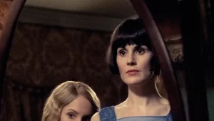 Joanne Froggatt i Michelle Dockery w scenie z filmu "Downton Abbey"