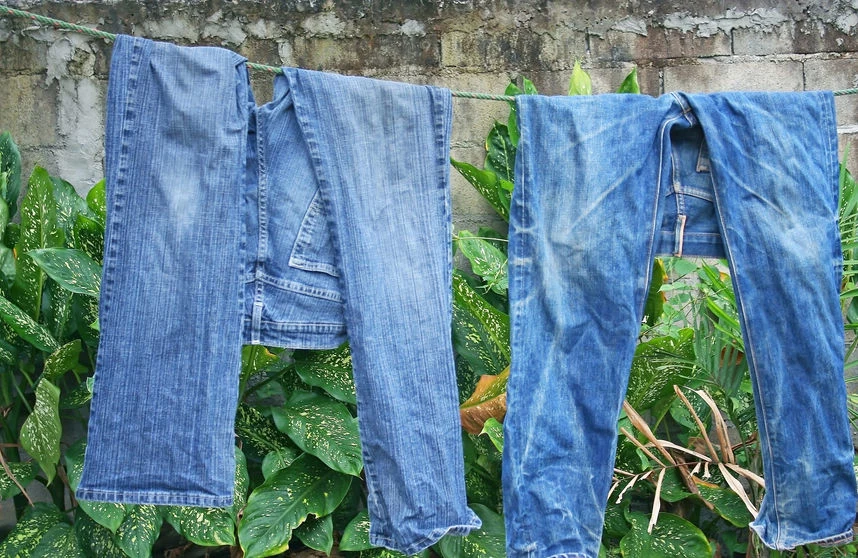 Najlepszym sposobem na utrzymanie świeżości jeansu jest regularne wietrzenie ubrań na świeżym powietrzu