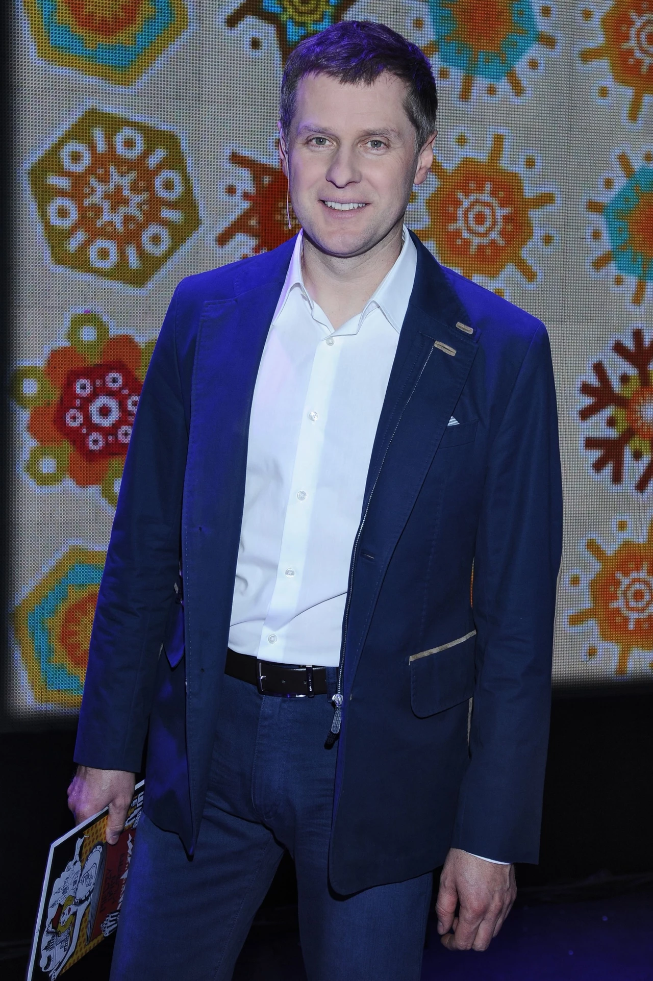 Krzysztof Respondek wygrał program "Jak oni śpiewają" aż dwukrotnie! Zdobył kolejno - brylantowy i perłowy mikrofon. Aktor brał również udział w Festiwalu Piosenki Rosyjskiej, a w 2013 roku nagrał płytę "Taki świat kupuję". Wystąpił też w show "Twoja twarz brzmi znajomo". Krzysztof Respondek wygrał program "Jak oni śpiewają" aż dwukrotnie! Zdobył kolejno - brylantowy i perłowy mikrofon. Aktor brał również udział w Festiwalu Piosenki Rosyjskiej, a w 2013 roku nagrał płytę "Taki świat kupuję". Wystąpił też w show "Twoja twarz brzmi znajomo".