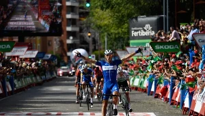 Philippe Gilbert triumfuje na 17. etapie