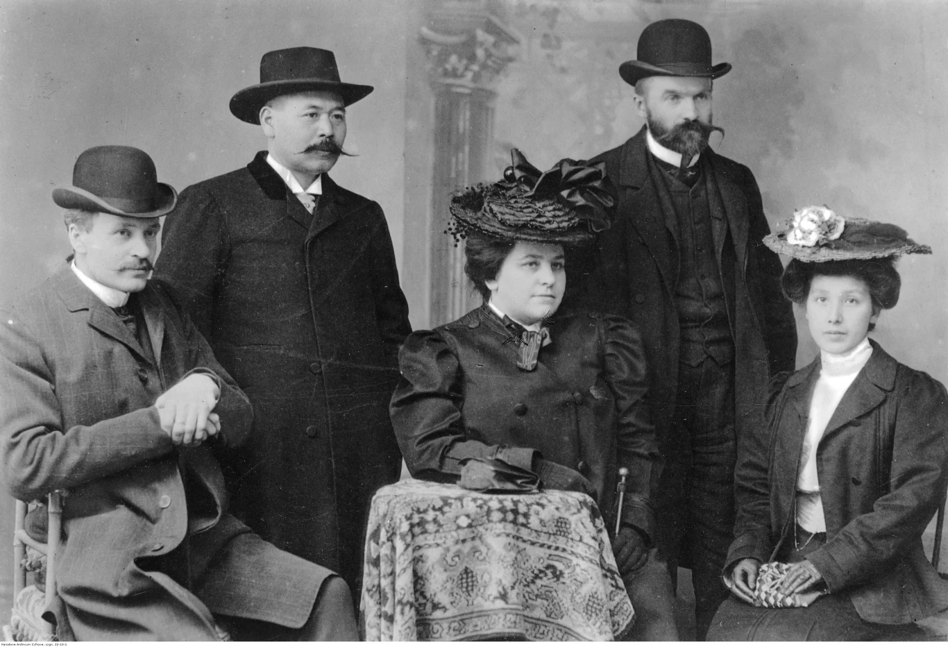 Józef Piłsudski (drugi od prawej) i małżonka Maria (siedzi, trzecia od prawej)