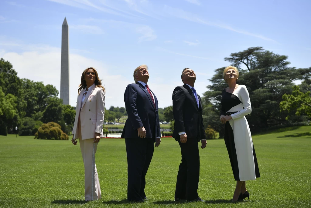 Prezydenci Donald Trump i Andrzej Duda z małżonkami oglądają przelot F-35 nad Białym Domem Prezydenci Donald Trump i Andrzej Duda z małżonkami oglądają przelot F-35 nad Białym Domem