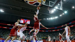 Mateusz Ponitka w akcji na kosz Hiszpanów