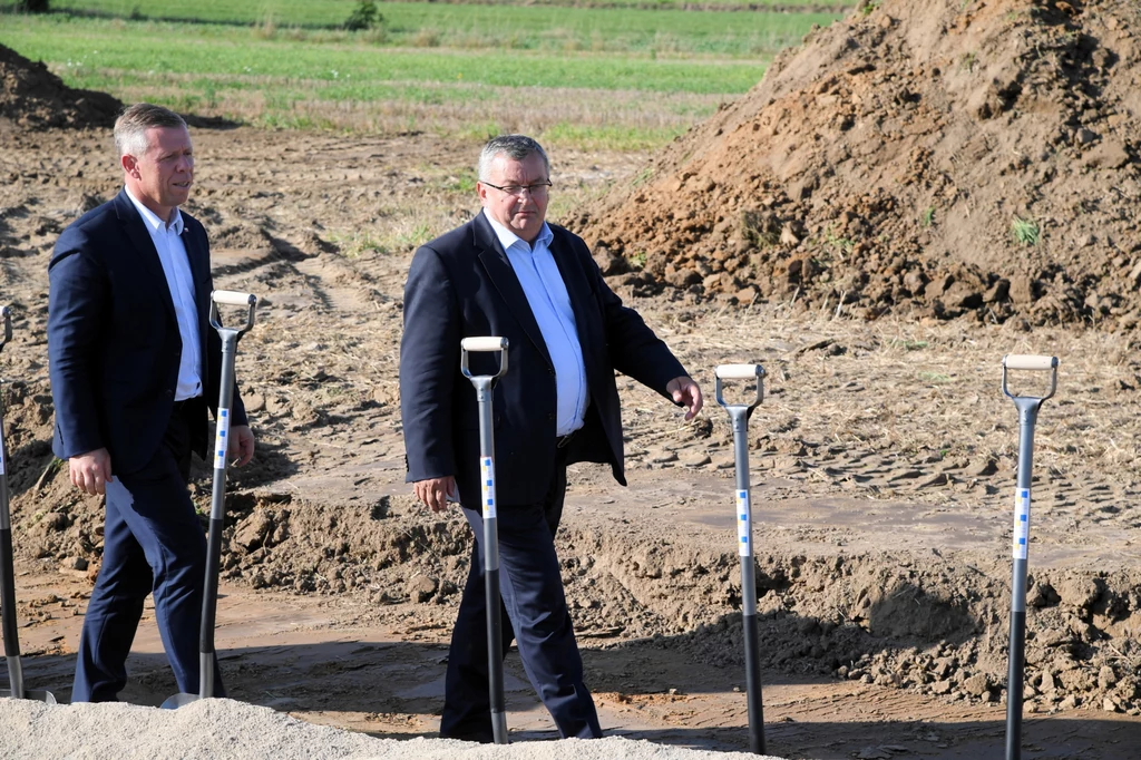 Minister Adamczyk w poniedziałek machał łopatą pod Janowem Lubelskim. W środę - pod Krakowem. Kampania wyborcza pełną gębą