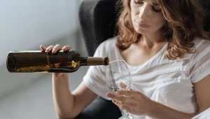 Osiem oznak, że pijesz za dużo. Zauważysz w toalecie albo lustrze