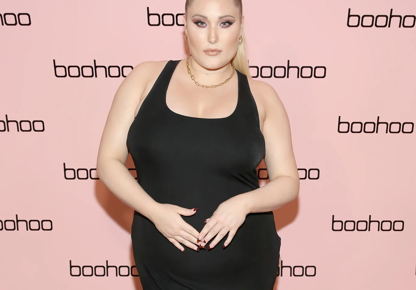 Hailey Baldwin podkreśliła brzuszek Hailey Baldwin podkreśliła brzuszek