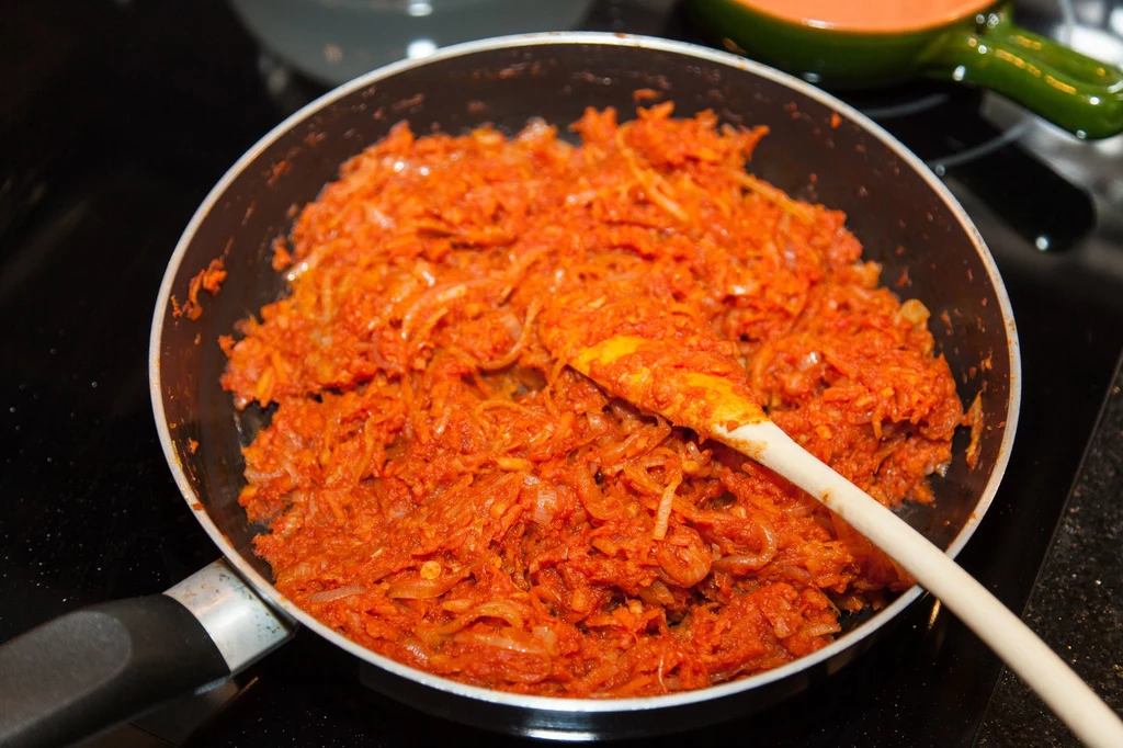 Tarty seler, pietruszka i marchewka to podstawa sosu do ryby po grecku