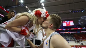 Adam Waczyński całuje swoją żonę