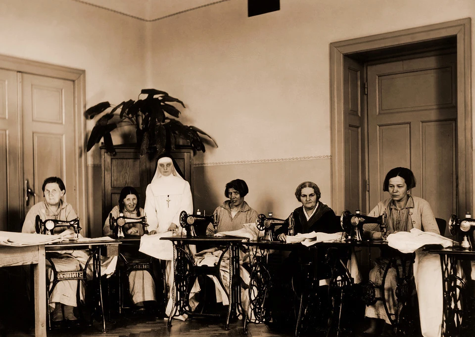 Pacjentki szpitala w Kobierzynie podczas zajęć w szwalni. Fot. Archiwum Szpitala Klinicznego im. dr. Józefa Babińskiego