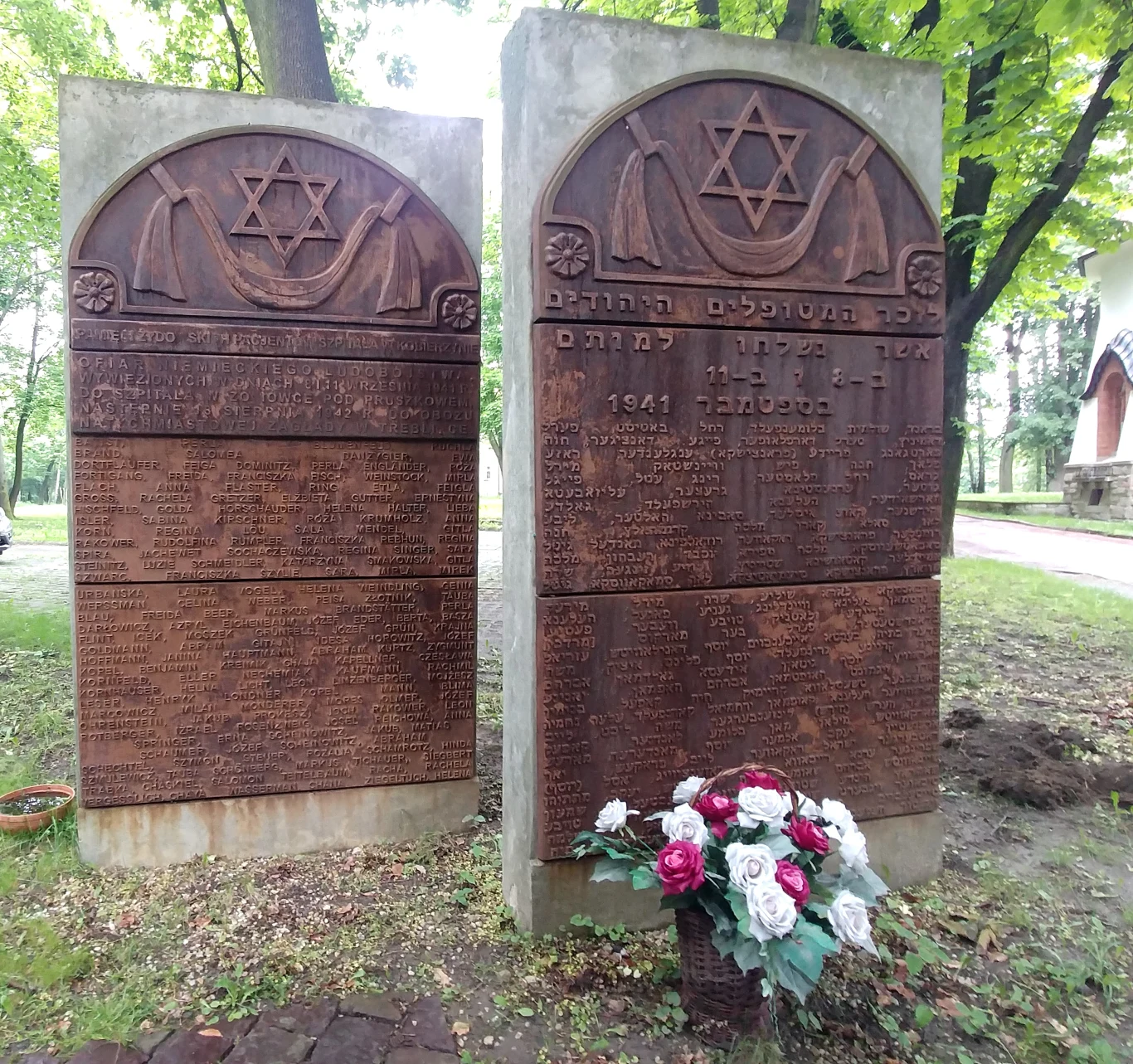 Pomnik z nazwiskami żydowskich pacjentów szpitala w Kobierzynie