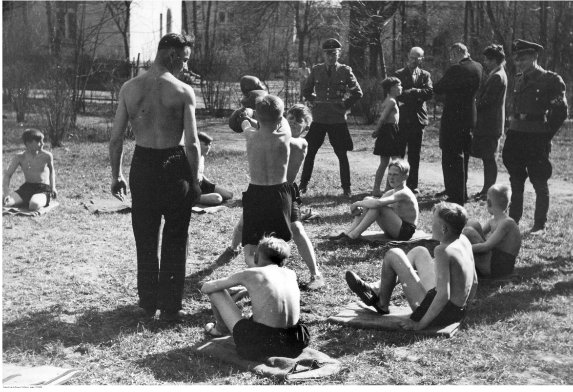 Obóz Hitlerjugend na terenie zlikwidowanego szpitala w Kobierzynie