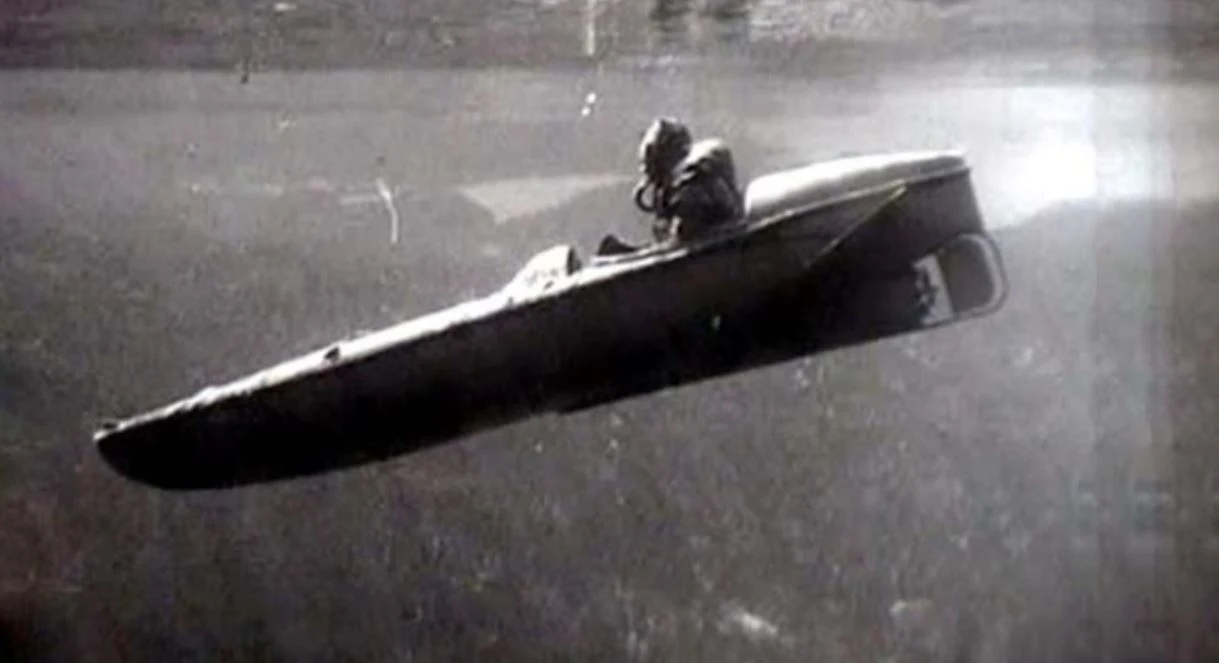 W Polsce prace nad torpedami wolnobieżnymi zaczęły się w połowie lat 30-tych. Prototypy miały około 8 metrów długości, 3,6 metra szerokości i ważyły niecałe 430 kilogramów, w tym 200 kilogramów materiałów wybuchowych. Zostały zbudowane na podstawie francuskiej torpedy kalibru 550 mm, w które były uzbrojone polskie okręty podwodne typu "Wilk" i niszczyciele "Wicher". Pilot torpedy mógł się uratować opuszczając pojazd tuż przed uderzeniem w cel. Choć szanse przeżycie były minimalne. Pierwszy raz w kręgach Kierownictwa Marynarki Wojennej zrobiło się głośno o torpedach samobójczych w połowie 1937 roku, kiedy mat rezerwy Stanisław Chojecki napisał w liście do marszałka Edwarda Rydza-Śmigłego, że w razie wybuchu wojny jest on gotów poświęcić swoje życie dla ojczyzny jako żywa torpeda. List wywołał szok i postanowiono go nie upubliczniać. 