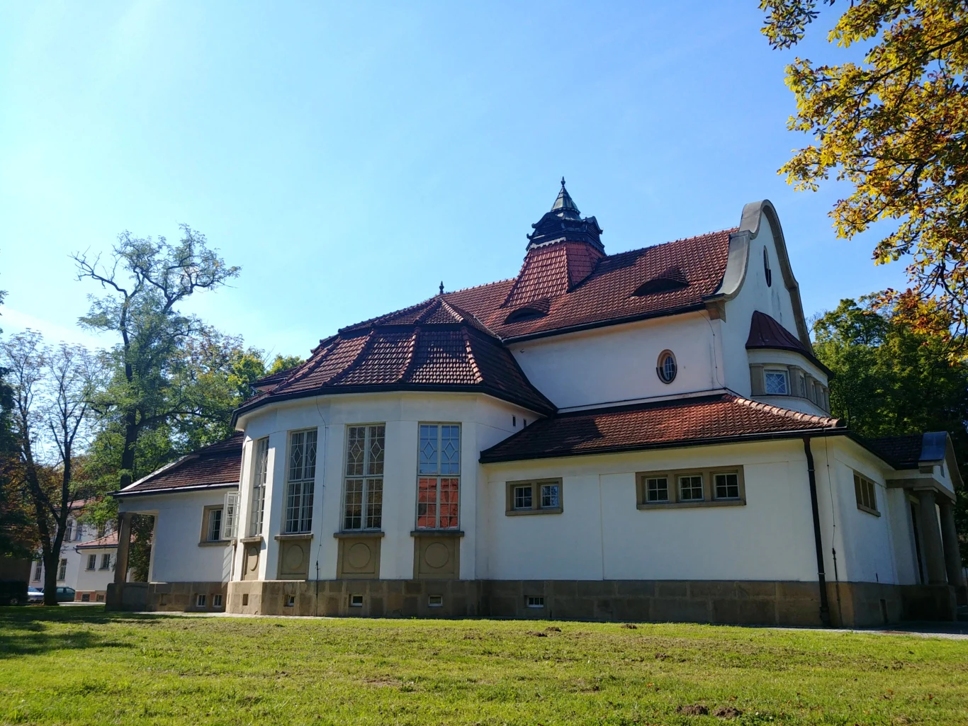 Budynek teatru na terenie Szpitala Klinicznego w Kobierzynie. Wrzesień 2019