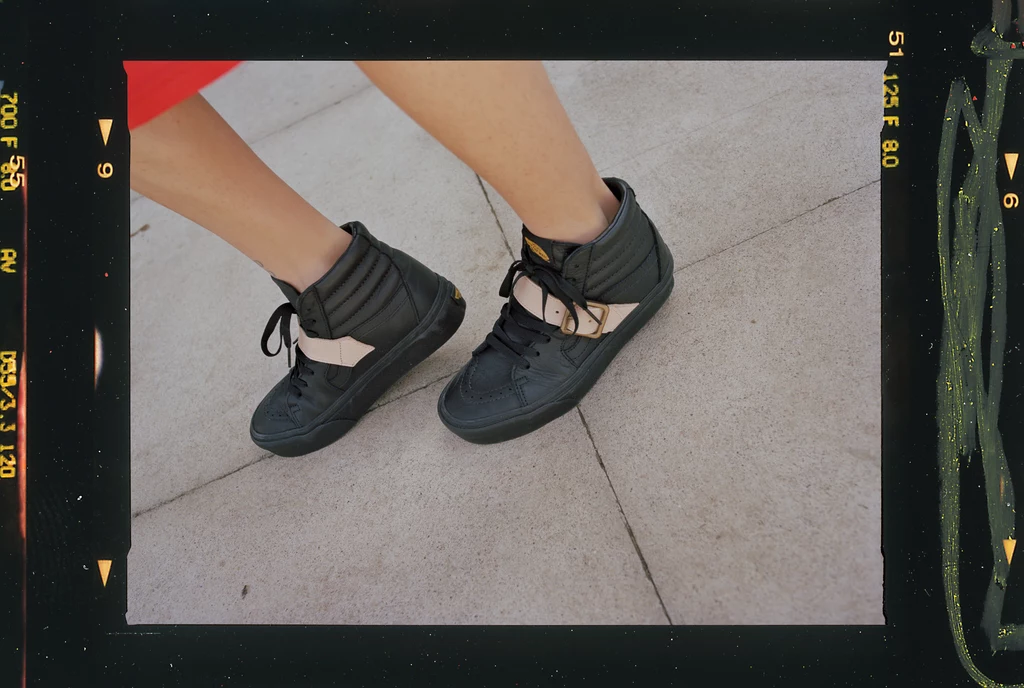 Model Sk8-Hi Platform to dopełnienie kolekcji inspirowane butami Pirate Vivienne Westwood, po raz pierwszy zaprezentowanymi w 1981 roku jako część legendarnej kolekcji o tej samej nazwie. Sk8-Hi Platform to adaptacja kultowego designu butów Vivienne Westwood Pirate - stąd zapinany pasek w kolorze brązowego barwnika roślinnego. Model Sk8-Hi Platform to dopełnienie kolekcji inspirowane butami Pirate Vivienne Westwood, po raz pierwszy zaprezentowanymi w 1981 roku jako część legendarnej kolekcji o tej samej nazwie. Sk8-Hi Platform to adaptacja kultowego designu butów Vivienne Westwood Pirate - stąd zapinany pasek w kolorze brązowego barwnika roślinnego.