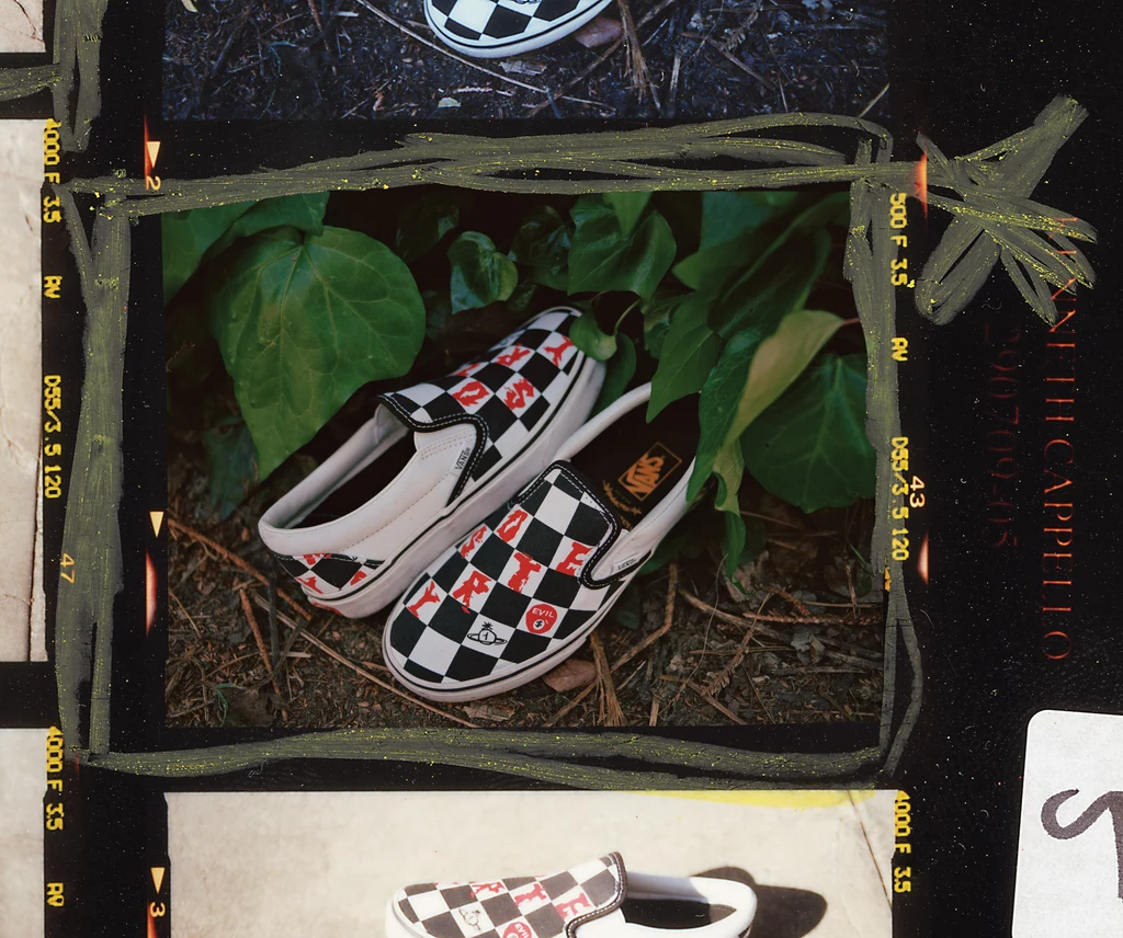 Łączący historię obu marek model Checkerboard Slip-On posiada wzór szachownicy Vans z naniesioną na niego grafiką Vivienne Westwood DESTROY - kultowego znaku marki, który zadebiutował w 1977 roku. Westwood reinterpretuje klasyczną szachownicę dzięki przeskalowaniu wzoru i jego przekątnemu umiejscowieniu. Łączący historię obu marek model Checkerboard Slip-On posiada wzór szachownicy Vans z naniesioną na niego grafiką Vivienne Westwood DESTROY - kultowego znaku marki, który zadebiutował w 1977 roku. Westwood reinterpretuje klasyczną szachownicę dzięki przeskalowaniu wzoru i jego przekątnemu umiejscowieniu.