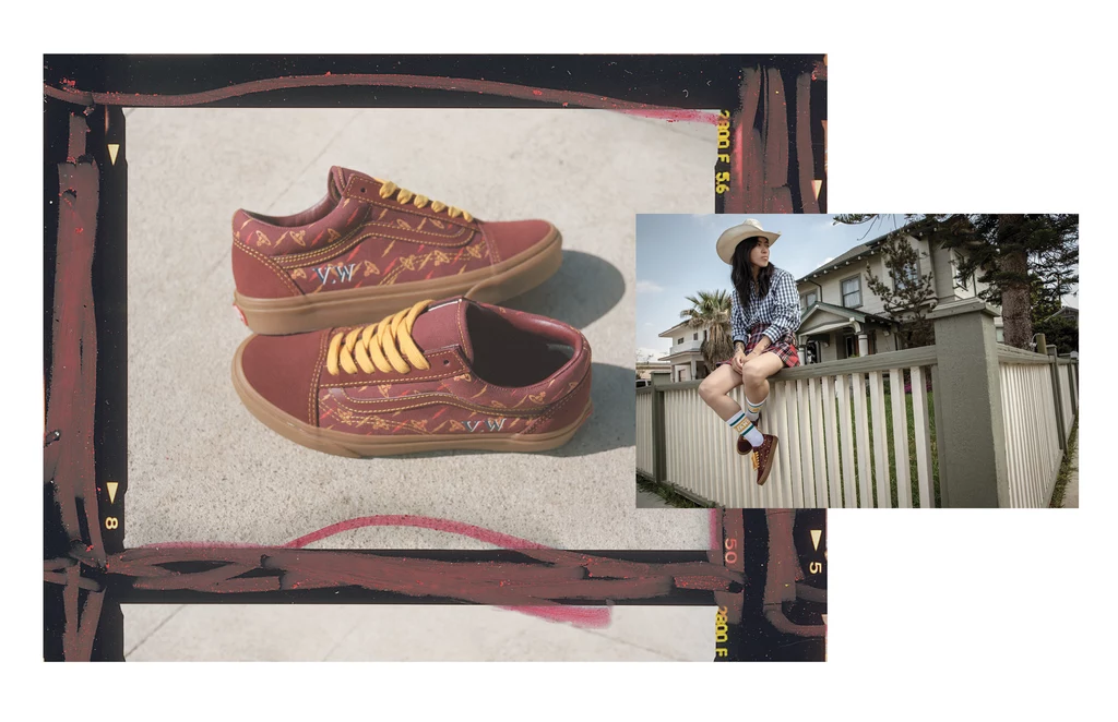 Dopełnieniem kolekcji Vans x Vivienne Westwood Anglomania są modele Old Skool i Authentic, które przedstawiają nadruk Vivienne Westwood Orb i Lightning Bolt z domowej kolekcji artystki. Old Skool został wykonany z zamszu i płótna w stylu oxblood z kontrastowymi, musztardowymi szwami i gumową podeszwą. Dopełnieniem kolekcji Vans x Vivienne Westwood Anglomania są modele Old Skool i Authentic, które przedstawiają nadruk Vivienne Westwood Orb i Lightning Bolt z domowej kolekcji artystki. Old Skool został wykonany z zamszu i płótna w stylu oxblood z kontrastowymi, musztardowymi szwami i gumową podeszwą.