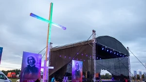 Przygotowania do ogólnopolskiej akcji modlitewnej "Polska pod Krzyżem" na lotnisku w Kruszynie, 13.09.2019.