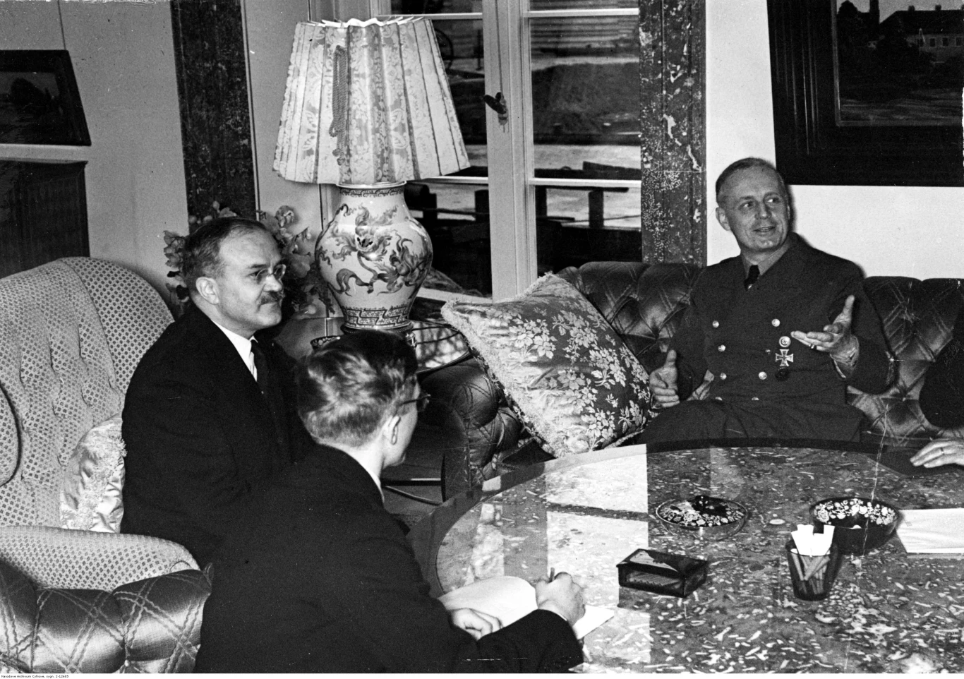 Dobra mina do złej gry. Komisarz ludowy Wiaczesław Mołotow (drugi z lewej) w czasie rozmowy z ministrem spraw zagranicznych Rzeszy Joachimem von Ribbentropem (z prawej). Zdjęcie z 1940 roku Dobra mina do złej gry. Komisarz ludowy Wiaczesław Mołotow (drugi z lewej) w czasie rozmowy z ministrem spraw zagranicznych Rzeszy Joachimem von Ribbentropem (z prawej). Zdjęcie z 1940 roku