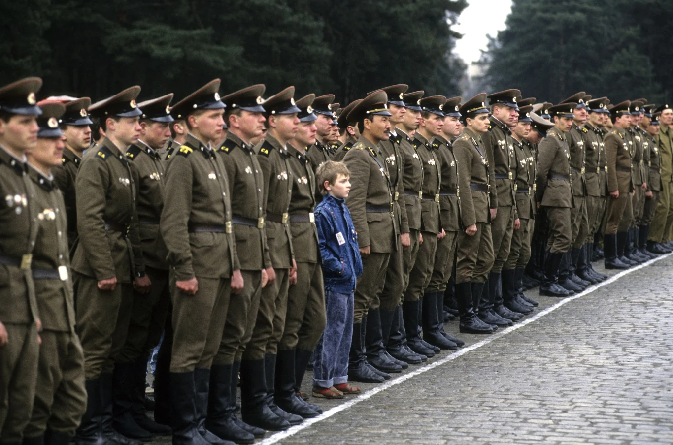 29 października 1992 roku gen. bryg. Ostrowski złożył w Urzędzie Rady Ministrów meldunek o wycofaniu ostatniego oddziału bojowego Armii Rosyjskiej. Do tego czasu wyjechało z Polski ponad 16 tys. żołnierzy wraz z rodzinami. Przebazowano ponad 200 samolotów, 220 czołgów, ok. 770 transporterów opancerzonych, 153 działa w kalibrze powyżej 100 mm, 126 wyrzutni pocisków niekierowanych i 24 kutry, stacjonujące w Świnoujściu.