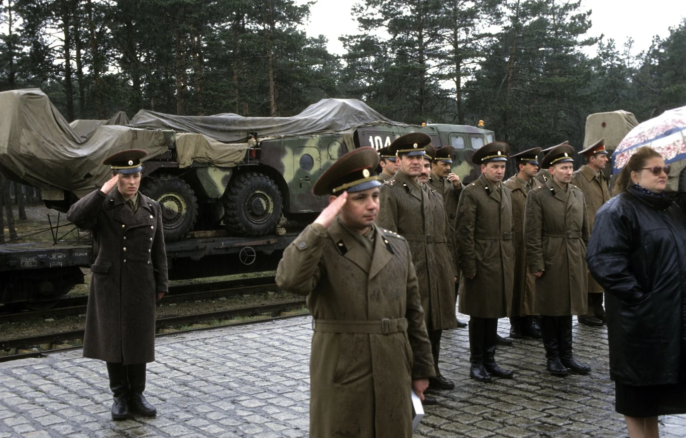 Początkowo w Polsce stacjonowało ok. 300 000 radzieckich żołnierzy. Z czasem ich ilość się zmniejszała. Kiedy rozpoczęło się relokowanie Rosjan z polskich garnizonów, wojska liczyły 53 tysięcy żołnierzy oraz 7,5 tysiąca pracowników cywilnych. Do tego w Polsce mieszkało 40 tysięcy członków rodzin urzędników i żołnierzy.