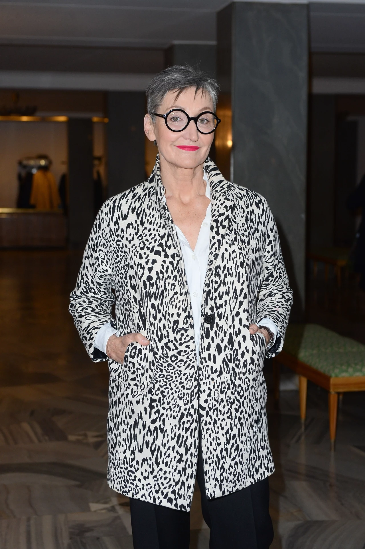 Joanna Klimas swoją prostą stylizację ożywiła ozdobnym płaszczem. Joanna Klimas swoją prostą stylizację ożywiła ozdobnym płaszczem.