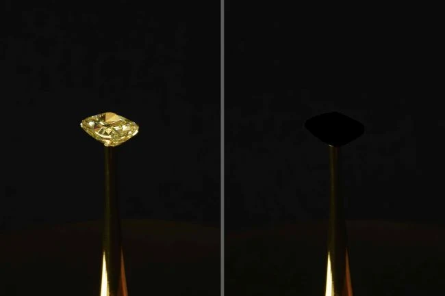 Po prawej stronie diament pokryty najczarniejszym materiałem, jaki kiedykolwiek stworzono Po prawej stronie diament pokryty najczarniejszym materiałem, jaki kiedykolwiek stworzono