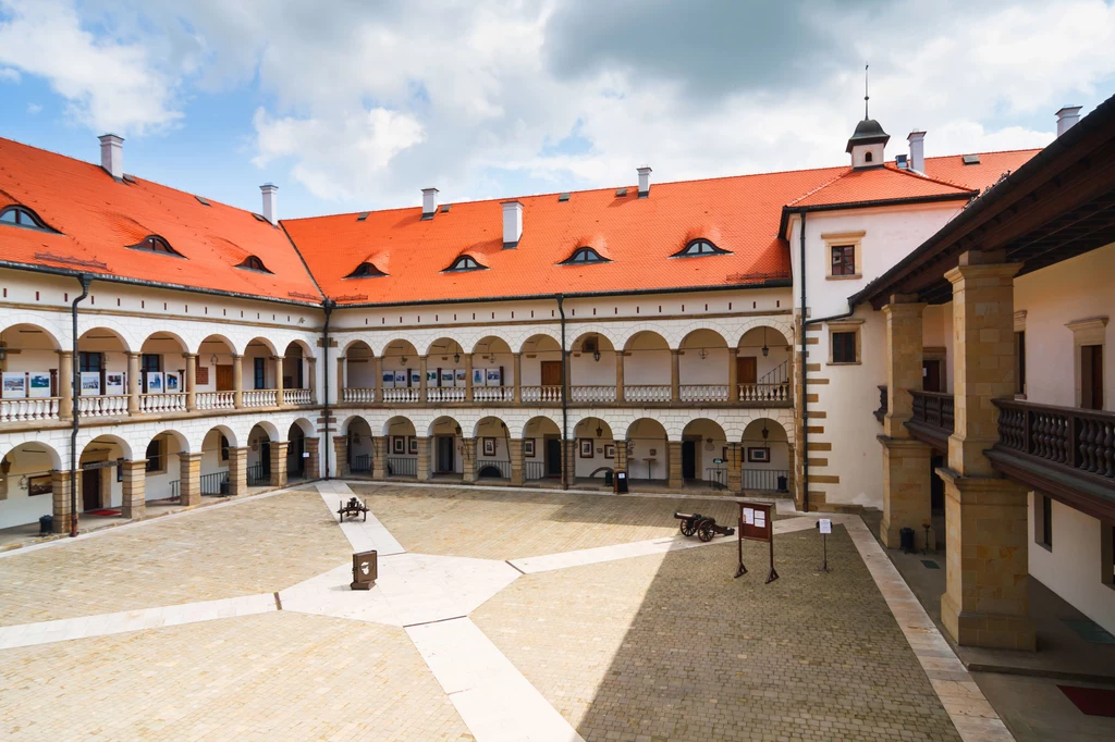 Wycieczka do Niepołomic na pewno również okaże się niezapomnianym przeżyciem. Znajdujący się tam zamek Królewski, nazywany drugim Wawelem, jest pięknie odrestaurowaną perełką architektury. Wycieczka do Niepołomic na pewno również okaże się niezapomnianym przeżyciem. Znajdujący się tam zamek Królewski, nazywany drugim Wawelem, jest pięknie odrestaurowaną perełką architektury.