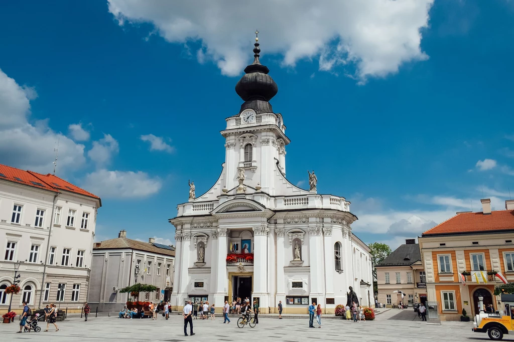 Wybierając się na wycieczkę w okolice Krakowa, koniecznie trzeba odwiedzić też Wadowice! Zwiedzając rodzinne miasto Jana Pawła II, warto wejść do Bazyliki Mniejszej Ofiarowania Najświętszej Maryi Panny Wybierając się na wycieczkę w okolice Krakowa, koniecznie trzeba odwiedzić też Wadowice! Zwiedzając rodzinne miasto Jana Pawła II, warto wejść do Bazyliki Mniejszej Ofiarowania Najświętszej Maryi Panny