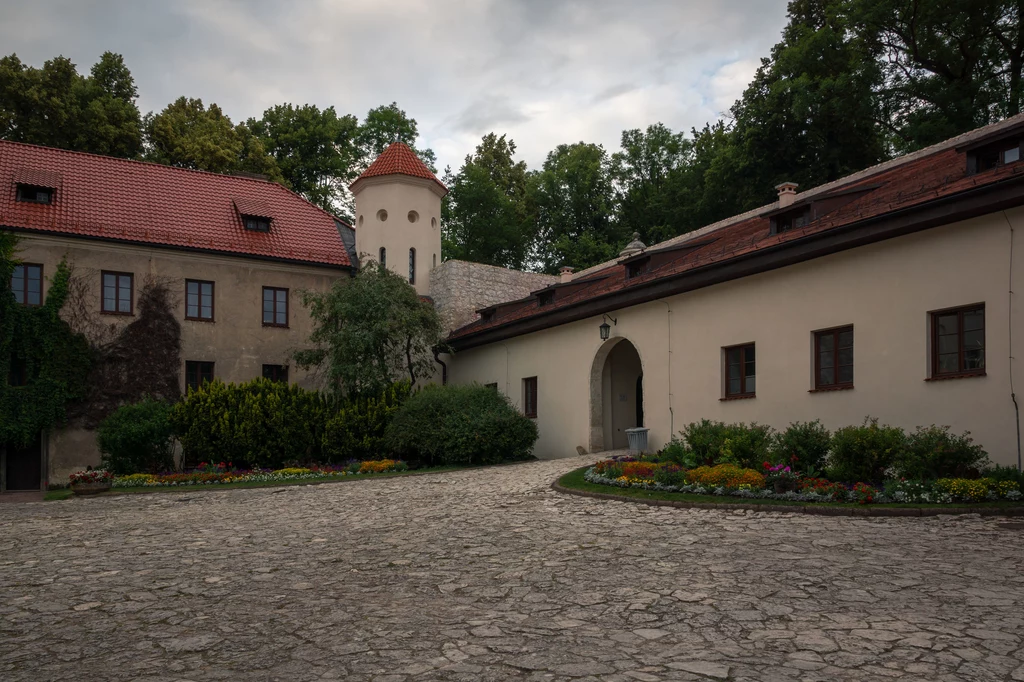 Kolejnym atrakcyjnym miejscem może się okazać Pieskowa Skała. Zamek leży we wsi Sułoszowa i jest dostępny do zwiedzania dla turystów. Godziny otwarcia są jednak różne w zależności od dnia, dlatego najlepiej przed wyjazdem sprawdzić stronę internetową. Kolejnym atrakcyjnym miejscem może się okazać Pieskowa Skała. Zamek leży we wsi Sułoszowa i jest dostępny do zwiedzania dla turystów. Godziny otwarcia są jednak różne w zależności od dnia, dlatego najlepiej przed wyjazdem sprawdzić stronę internetową.