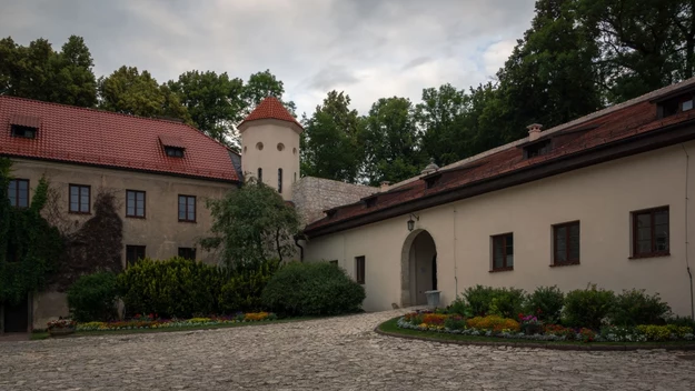 Kolejnym atrakcyjnym miejscem może się okazać Pieskowa Skała. Zamek leży we wsi Sułoszowa i jest dostępny do zwiedzania dla turystów. Godziny otwarcia są jednak różne w zależności od dnia, dlatego najlepiej przed wyjazdem sprawdzić stronę internetową. 