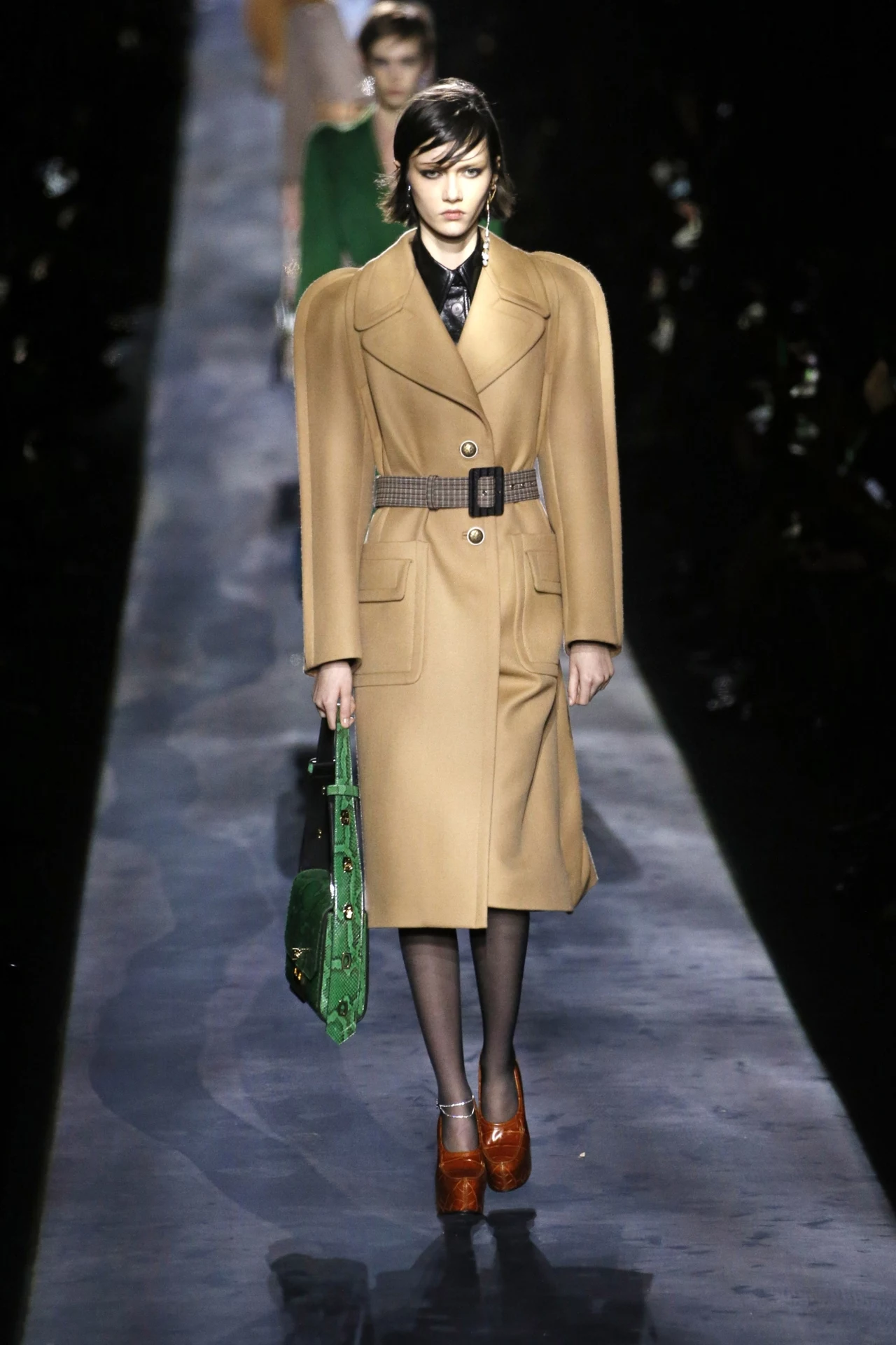 Płaszcz z dużymi kieszeniami i poszerzonymi ramionami od Givenchy. Płaszcz z dużymi kieszeniami i poszerzonymi ramionami od Givenchy.