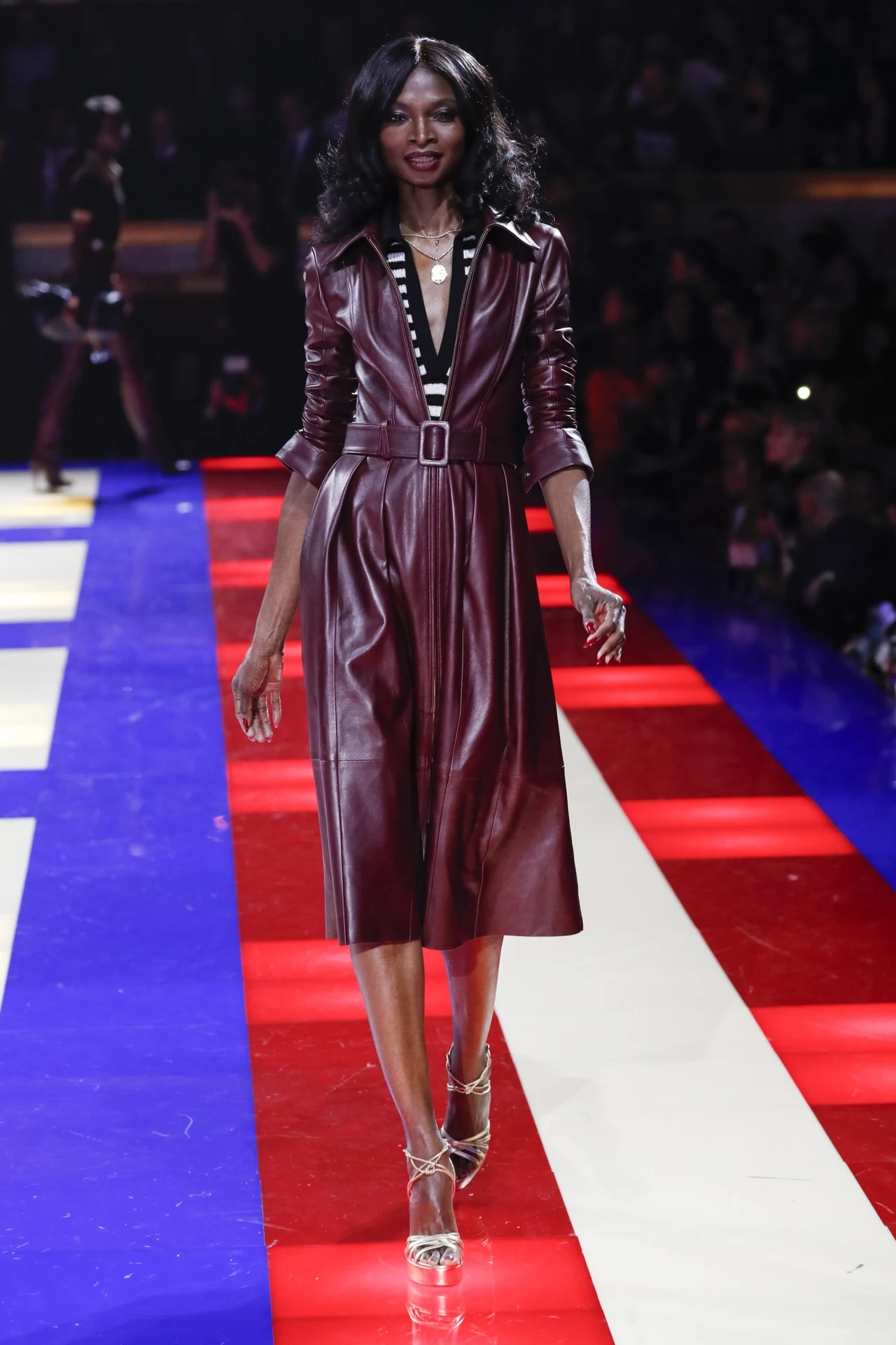 Marka Tommy Hilfiger proponuje podobną stylistykę. Na wybiegach królują płaszcze spięte paskiem w talii. Marka Tommy Hilfiger proponuje podobną stylistykę. Na wybiegach królują płaszcze spięte paskiem w talii.