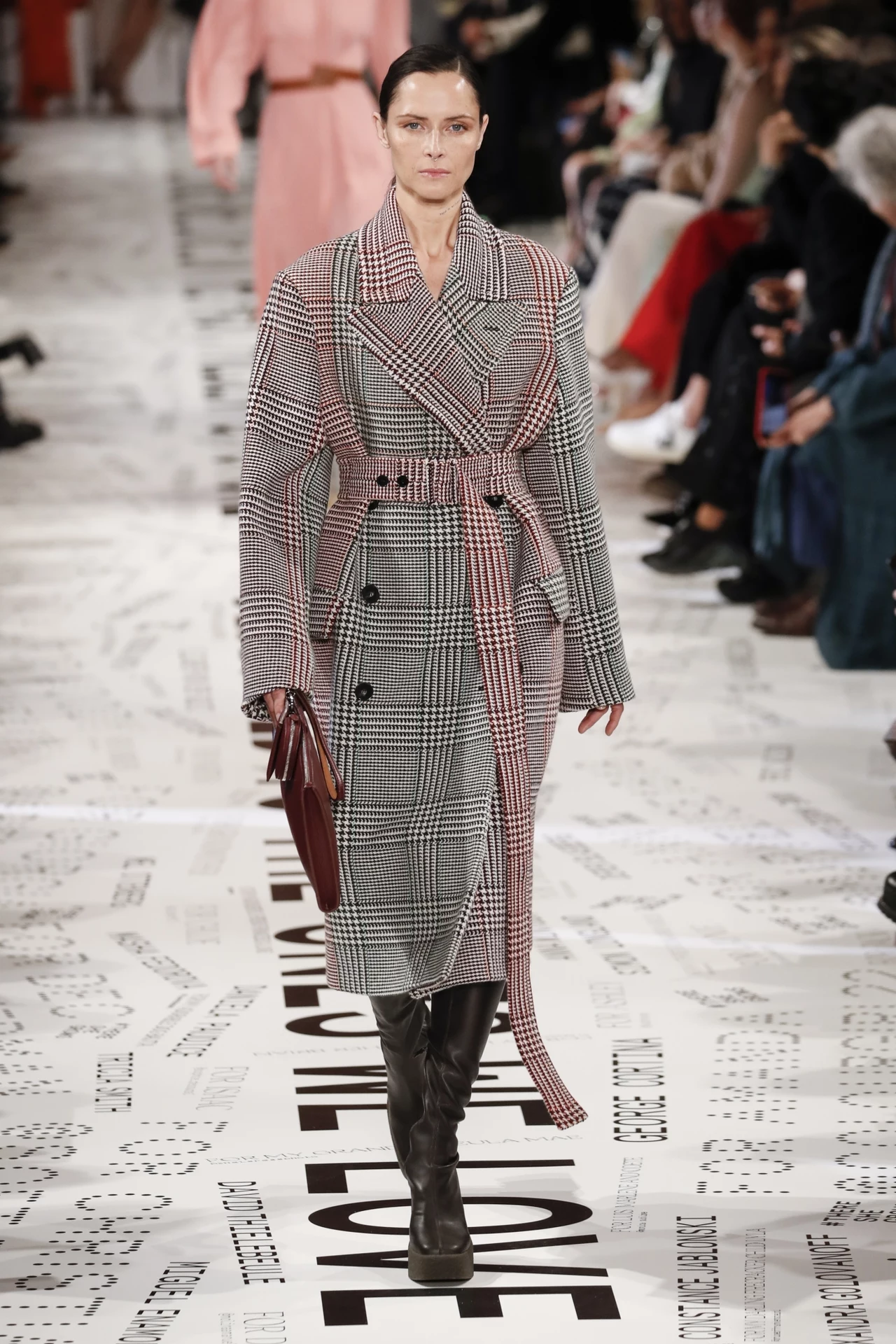 Stella McCartney zaprezentowała wełniany płaszcz w kratę z długim paskiem. Stella McCartney zaprezentowała wełniany płaszcz w kratę z długim paskiem.