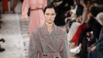 Stella McCartney zaprezentowała wełniany płaszcz w kratę z długim paskiem.