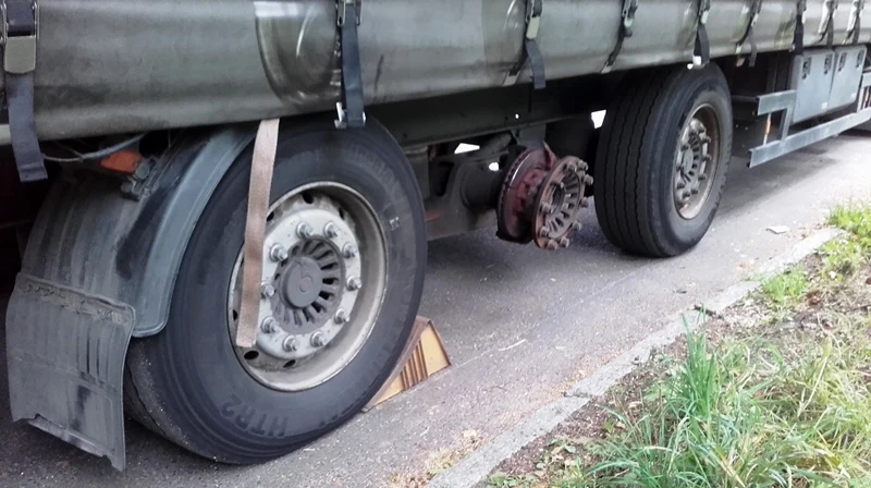 Kierowca zdemontował jedno z kół Kierowca zdemontował jedno z kół
