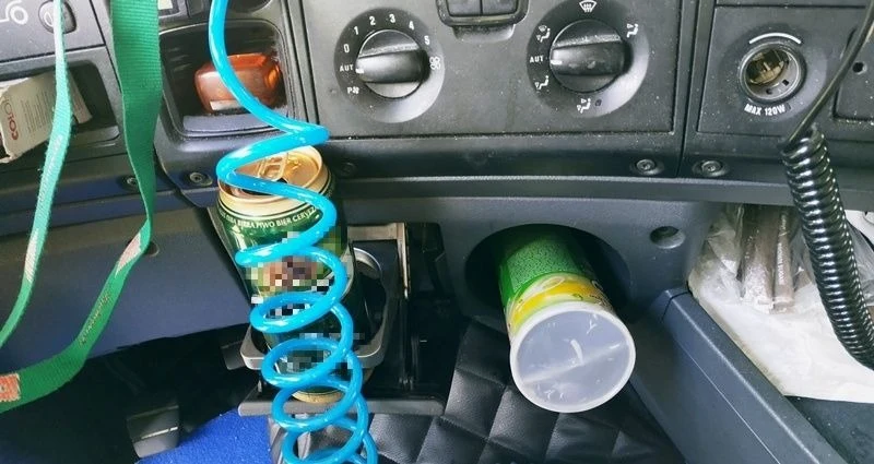 Kierowca popijał piwo podczas jazdy