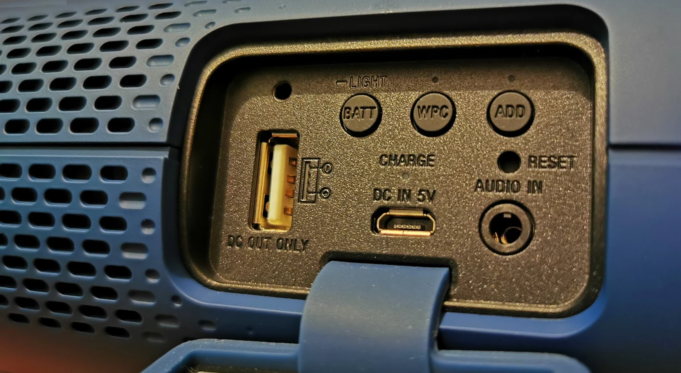 SRS-XB32 - ukryte z tyłu porty SRS-XB32 - ukryte z tyłu porty