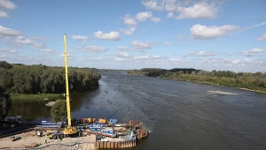 Nowa pompa w instalacji tłoczącej ścieki do tymczasowego rurociągu na moście pontonowym przez Wisłę w pobliżu Mostu Północnego w Warszawie