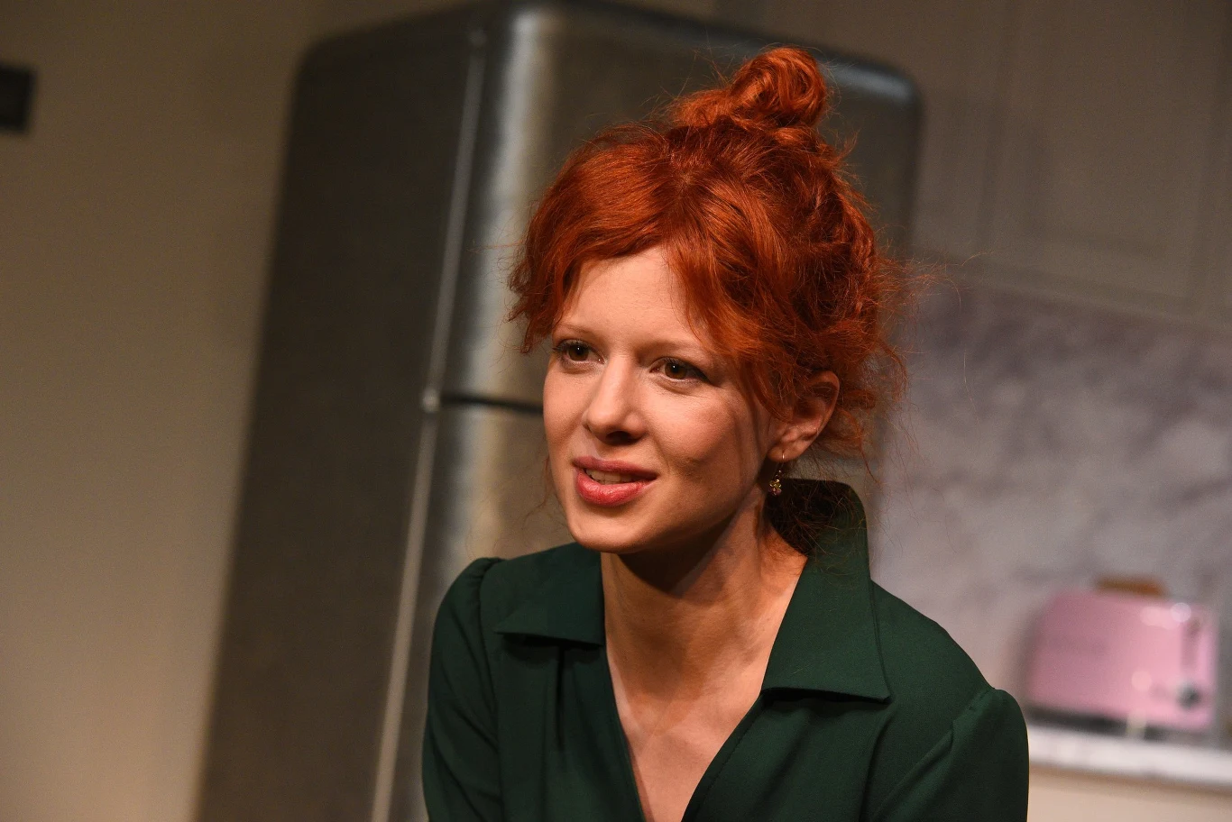 Z kolei gwiazdą rosyjskojęzycznych produkcji jest, obdarzona oryginalną urodą, Karolina Gruszka. Aktorka ukończyła Akademię Teatralną w Warszawie i już jako bardzo młoda dziewczyna pojawiała się w polskich filmach i serialach. Mogliśmy oglądać ją m.in. w „Bożej podszewce”, „Przedwiośniu”, „Kochankach z Marony” czy „Fancuskim numerze”. W 2006 roku Gruszka zagrała u samego Davida Lyncha w „Inland Empire”. Pani Karolina wyszła za rosyjskiego reżysera Iwana Wyrypajewa i od tej pory występuje także w rosyjskich filmach i serialach, m.in. odcinkowym dramacie „Optymisty” czy polsko-rosyjskim „Zbawieniu”.