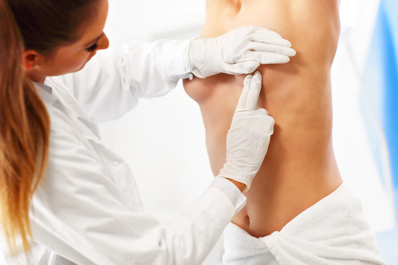 Mastektomię redukującą ryzyko zachorowania na raka piersi wykonuje się u kobiet z grupy bardzo wysokiego ryzyka Mastektomię redukującą ryzyko zachorowania na raka piersi wykonuje się u kobiet z grupy bardzo wysokiego ryzyka