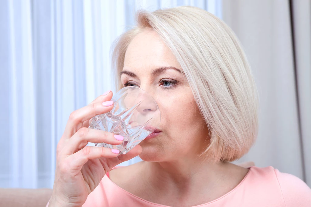 Woda z cytryną to napój, który przygotujesz w kilka sekund. Po pewnym czasie przekonasz jak wspaniale działa na organizm