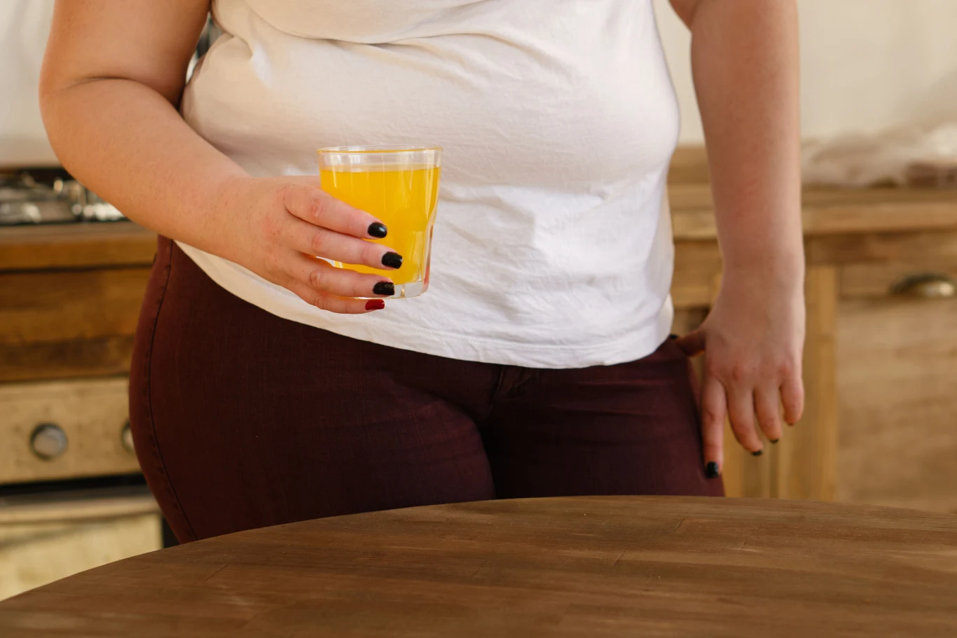 Choć picie wody staje się modniejsze, nadal większość ludzi sięga po kolorowe napoje