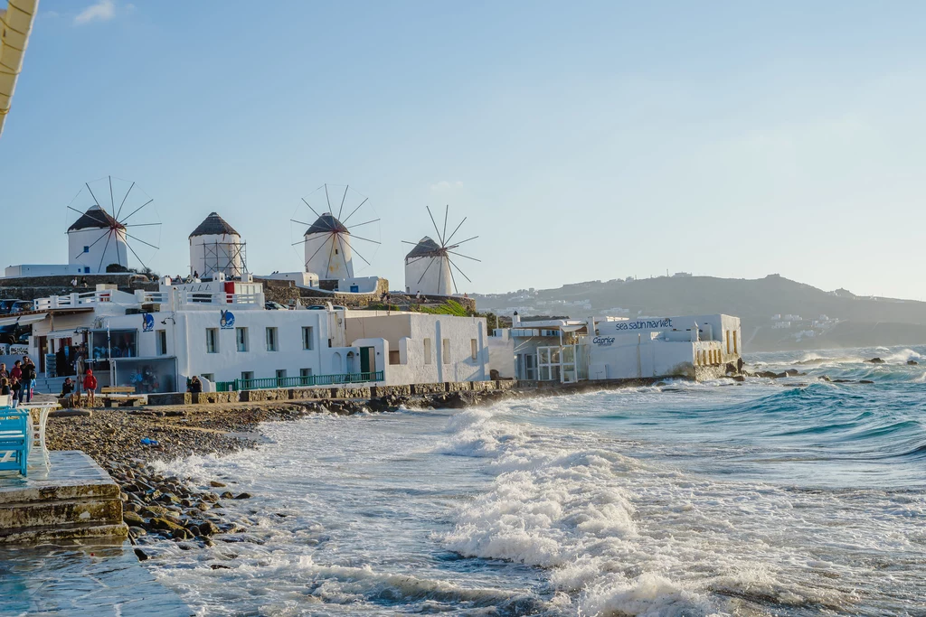 Główną atrakcją turystyczną wyspy są XVI-wieczne wiatraki ulokowane bezpośrednio nad morzem